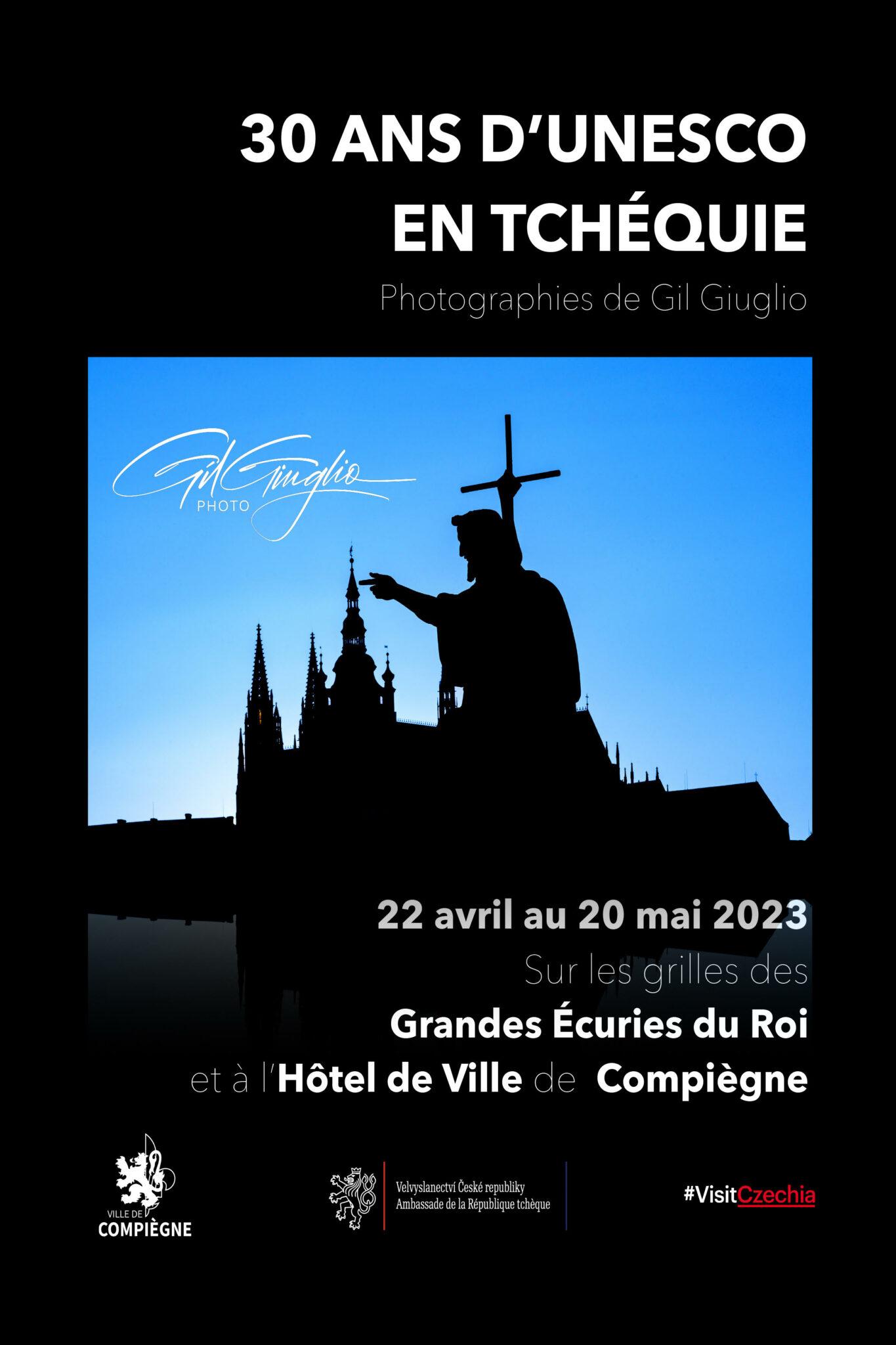 Affiche exposition photo sur 30 ans d'Unesco en Tchéquie. Tons noir et bleu.