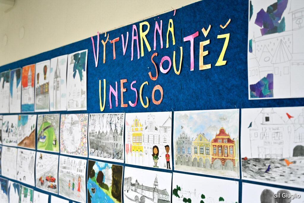 Dessins d'enfants accroché à un mur