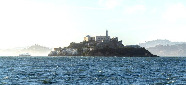 Île sur la mer en contre-jour