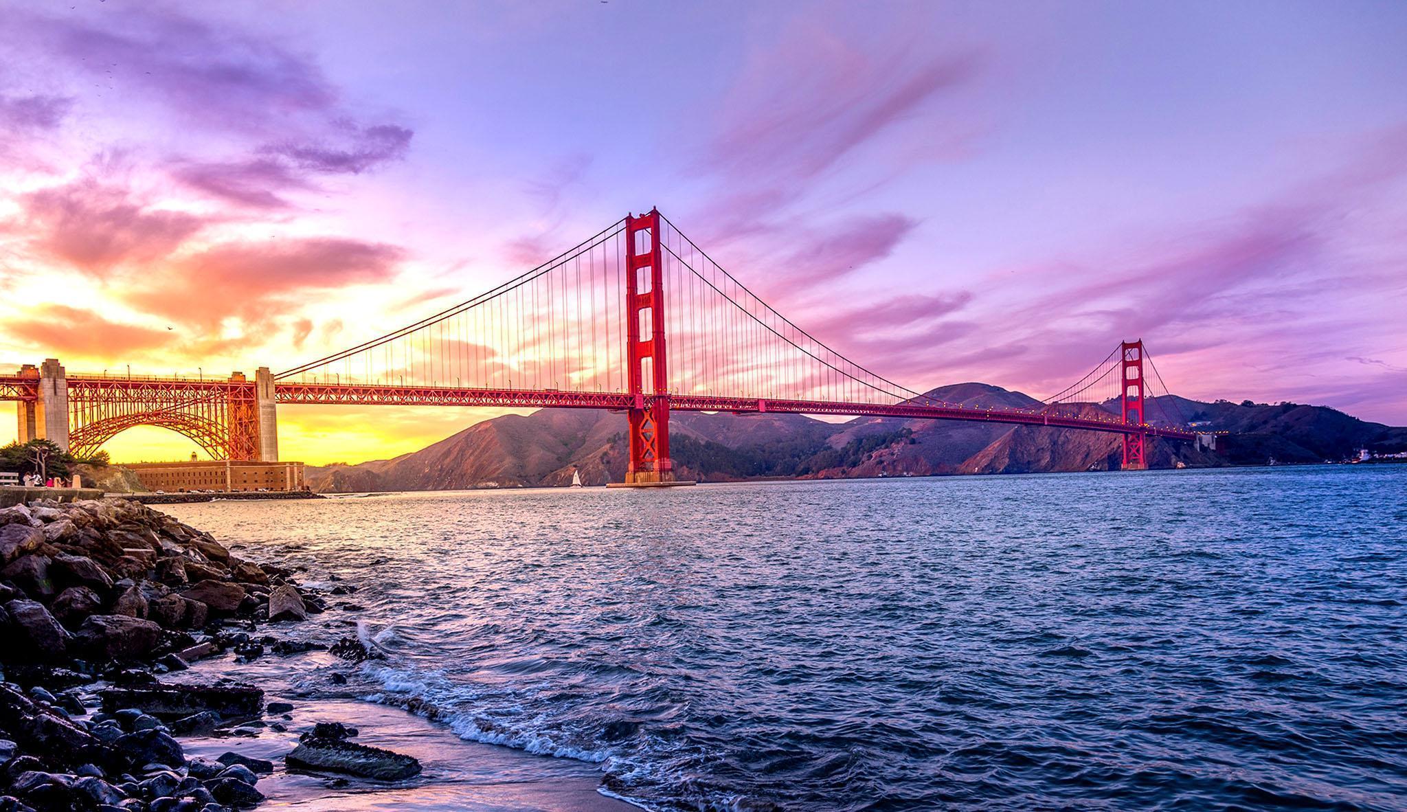 Pont viaduc sur l'eau au coucher de soleil