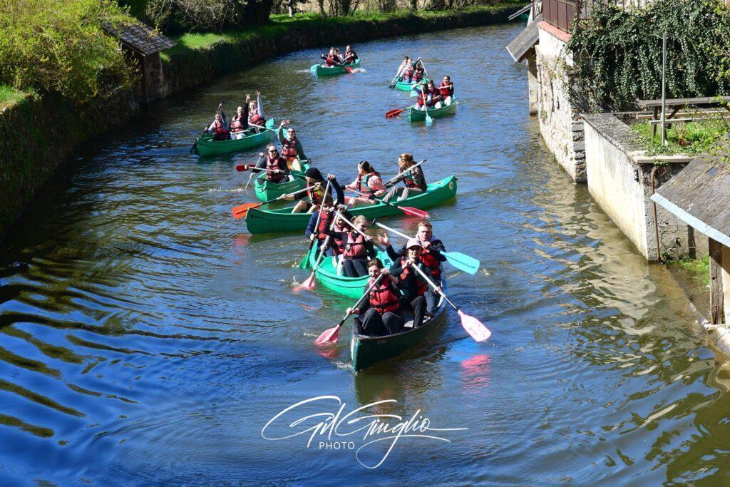 Groupe de personnes dans canoës sur rivière