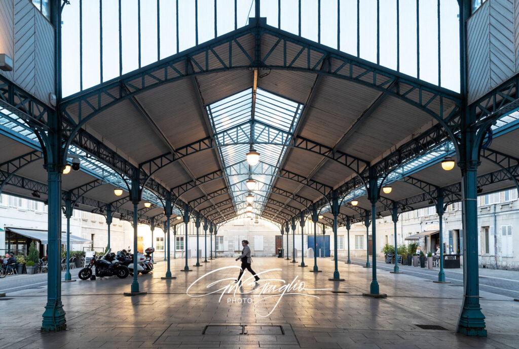 Silhouette humaine sous une hall en fer