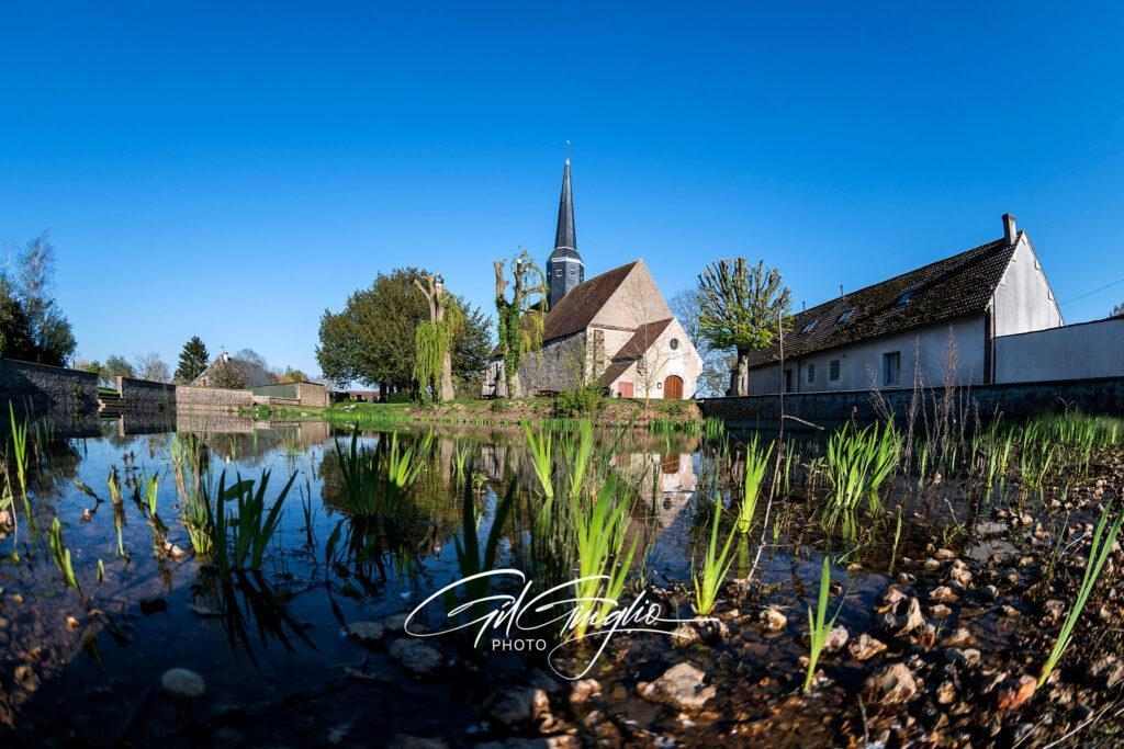 Église qui se réflete dans l'eau