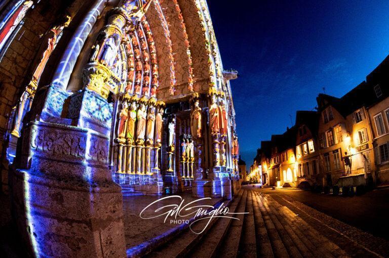 Façade d'église en lumière