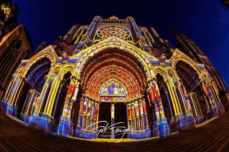 Façade d'église en lumière